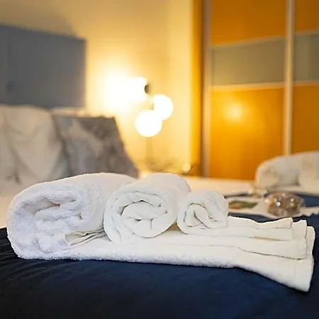 Hotel Sunny, The House - Al